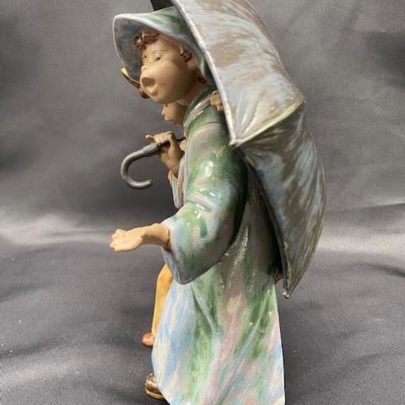 Lladro Figurine "UNDER THE RAIN " #2077 Retired in 1989 - Picture 3 of 8